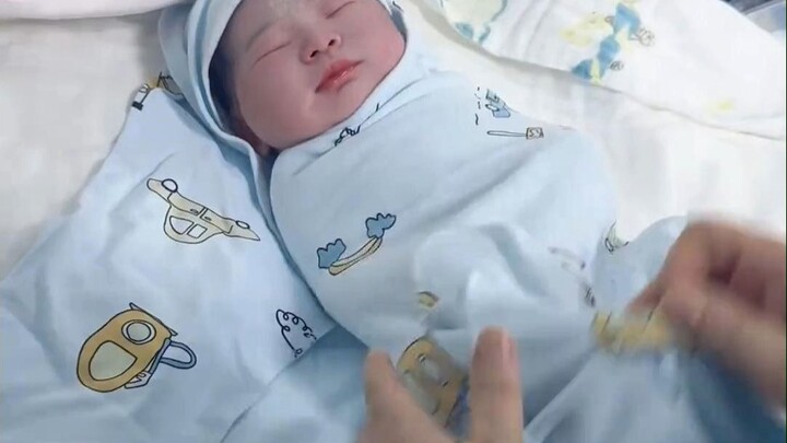 The newborn was still fast asleep when the nurse unwrapped the swaddle—then the baby’s reaction was 