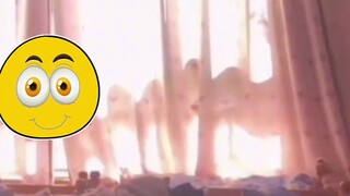 الشعور بالطقوس قبل نوم الظهيرة في روض الأطفال، المعلمة والأطفال يغنون معًا للنوم، ما أروع هذه المعلم