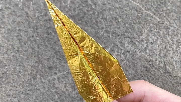 اطوِ طائرة ورقية من الذهب الخالص