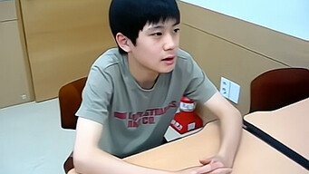 นักเรียนชั้นมัธยมศึกษาปีที่ 1 เจงแจฮยอนท่องจำเรียงความภาษาอังกฤษ (ฉบับเต็มอยู่ใน P2)