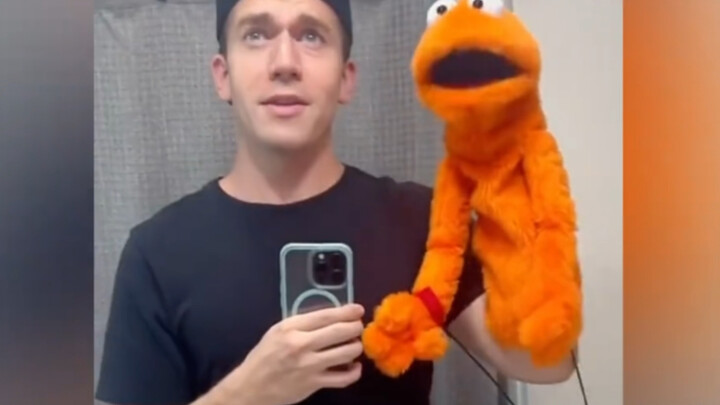 كنت في الأصل لا أستطيع الكلام، إلى أن قرر صديق لي أن يتدرب على فنّ التكلّم بالبطن.