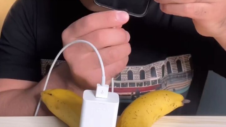 Không còn sợ điện thoại hết pin nữa, chỉ cần hai quả chuối là giải quyết dễ dàng!