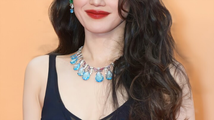 This is the true charm of a mature woman—no wonder people say the older she gets, the more her beaut