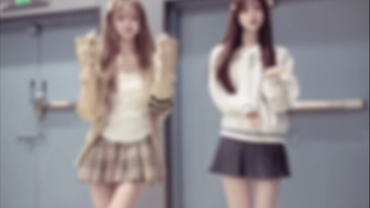 These two are already so confident they’re just dancing in the mall, hahaha!