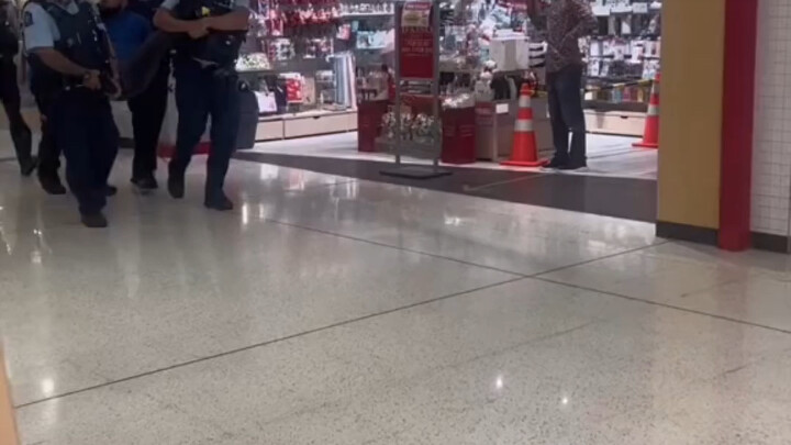 ว่ากันว่าลมและธรรมเนียมอาจเปลี่ยนไปทุกสิบไมล์ ทุกร้อยไมล์ แล้วเมื่อเทศกาลคริสต์มาสกำลังจะมาถึง คุณตำ