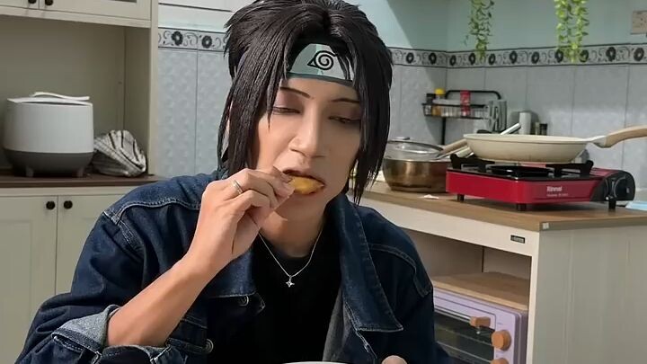 Cosplay Sasuke lagi ngopi