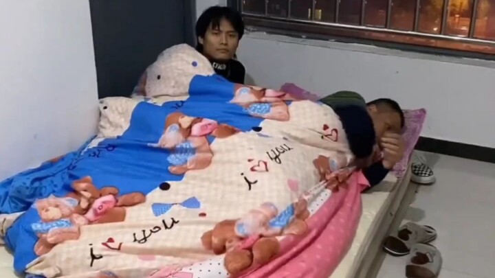 What a tough life! Little Brother Yang’s dad is sleeping in the hallway again, and this time even hi