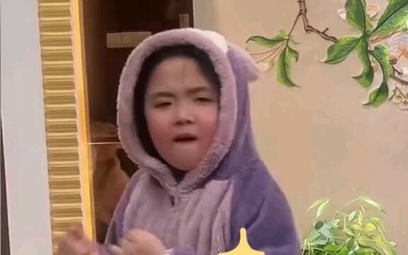 Little girl gives a performance report to her family, delighting everyone!