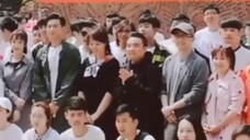 Yang Zi dan Li Xian, bercanda dan tertawa bersama.