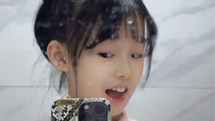 Kepala ubur-ubur ini benar-benar sangat mudah dibentuk. Seluruh rangkaian ini bisa diselesaikan tanp