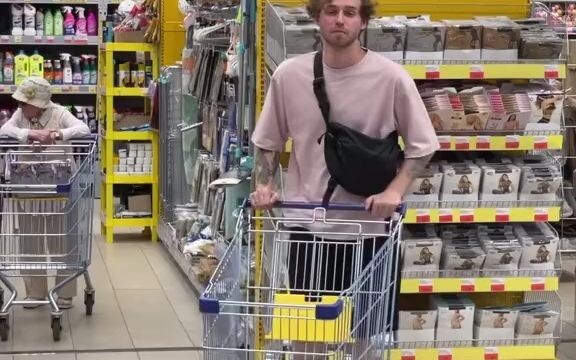 من بالضبط يراقبني وأنا أتجول في السوبرماركت؟！！！！！！！！！！！