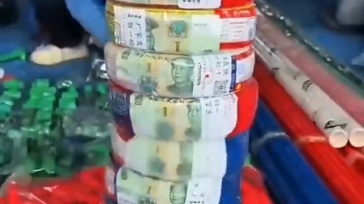 Trong trục cuộn dây cáp giấu tiền thật, hóa ra đây là một phương thức chống giả mới
