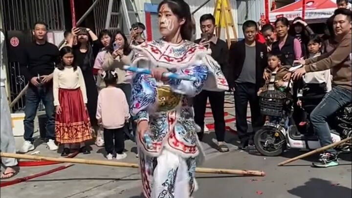 Dia tampan, keren dan cantik, dan bakat serta kecantikannya luar biasa.