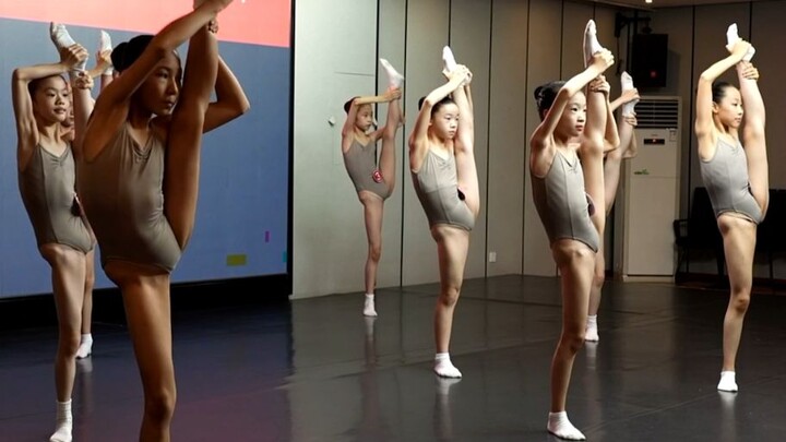 Dance College Entrance Exam: A Surprise During Backbending (Full Version: 1436445733)