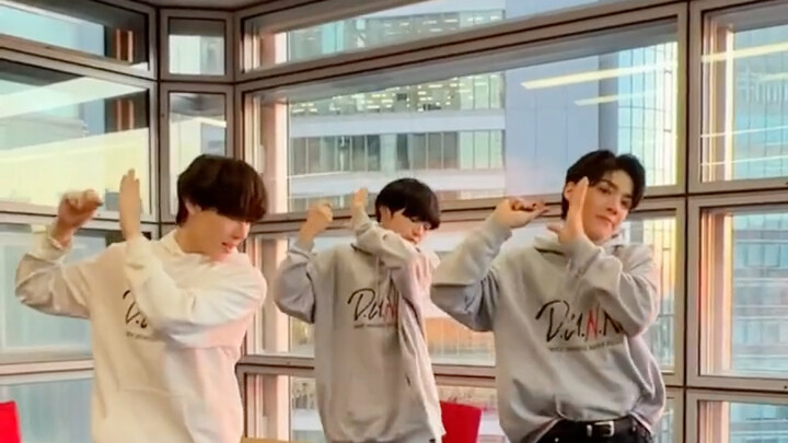 【&TEAM / TikTok update】230210 Buzz love for you 💕💕 with Ryuhei (NICHOLAS/MAKI)