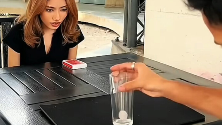 Street pick-up pro’s ultimate move leaves beauties speechless!