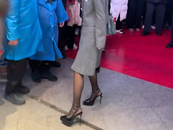 Deng Jiajia menghadiri acara di Neijiang dengan stoking hitam dan sepatu hak tinggi, tampaknya kolek