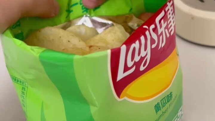 Keterampilan yang dipelajari: "Cara makan keripik tanpa kotor tangan"