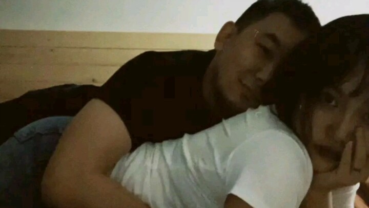 Cô ấy nói cứ thấy tôi là lại cười.