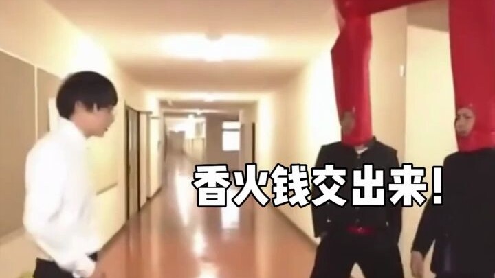 فنّان ياباني يجسّد دور تلميذ مدرسة ثانوية مشاكس في أداء مثير طوال العرض! المقدّم ضحك لدرجة اضطر معها