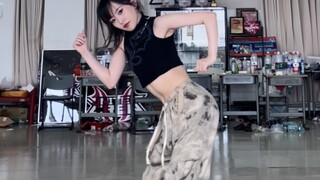 Ngôi sao nữ hàng đầu Kpop đã trở lại... Ca khúc mới Rockstar của Lisa là một bản cover nhanh