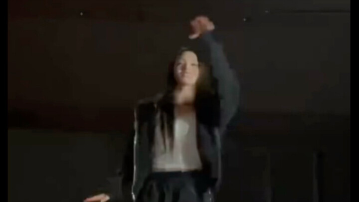 IROHA from ILLIT danced to GO! and FaSHioN during the livestream ❤️‍🔥