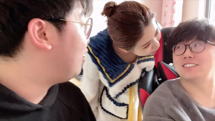 Thêm một chị gái nữa rồi xóa cô ấy đi. Ờ, chỉ là chơi thôi mà.