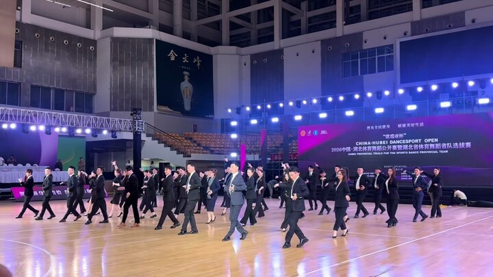 กรรมการลงสนามทำให้ดูเป็นตัวอย่าง! สงบนิ่งมั่นใจ เคลื่อนไหวได้อย่างคล่องแคล่ว—นี่แหละคือมาตรฐานระดับช