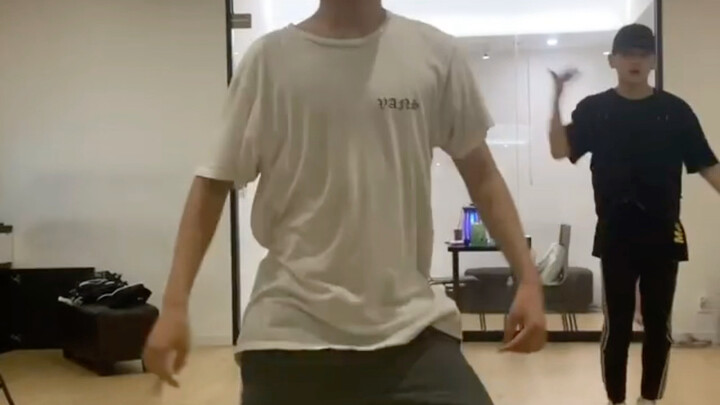 مجموعة مقاطع فيديو التدريب اليومي على الرقص لـ D.Ark دي آرك جين يولين