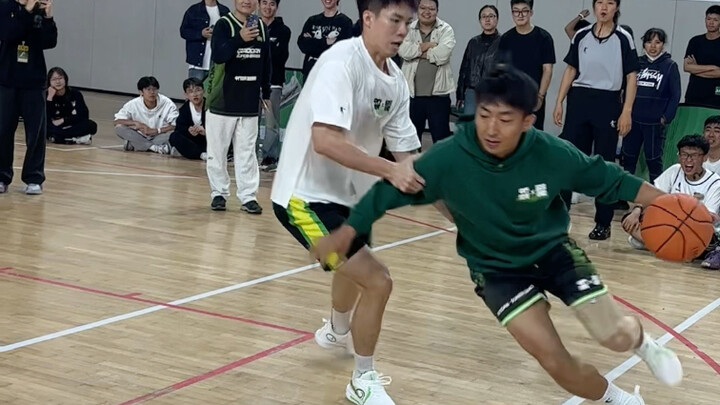 Sang Guru Wang adu satu lawan satu dengan Lai Yiyue. Ada yang bisa kasih tahu gak, pemain kayak gini