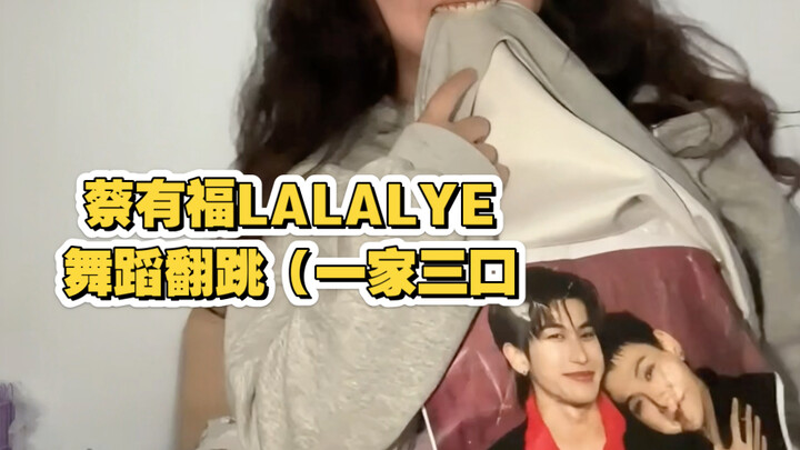 Orang tua berjoget bersama, putri membawa orang tuanya berjoget