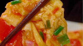 Khi làm trứng bác cà chua, bạn nên chiên cà chua hay trứng trước? Làm thế nào để trứng vừa mềm vừa n