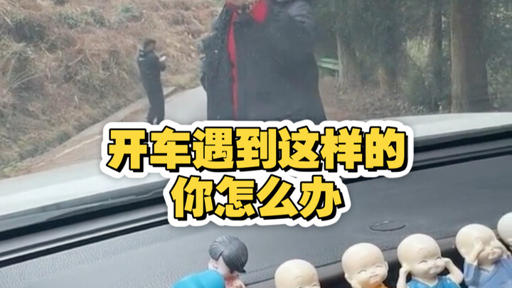 Ba người đang đi giữa đường, gặp cảnh thế này trên đường, bạn sẽ xử lý sao?