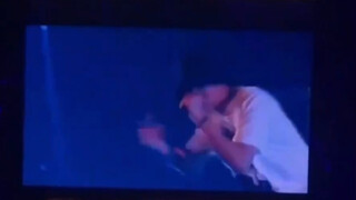 ساعدوني، لقد ضحكت حتى جُننت! بارك تشان يول يطيح بالميكروفون الخاص بأمبر ليو يي يون