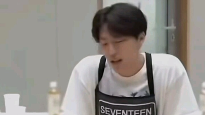 Chan: This guy’s at it again with his antics! Sigh~~ [SEVENTEEN]