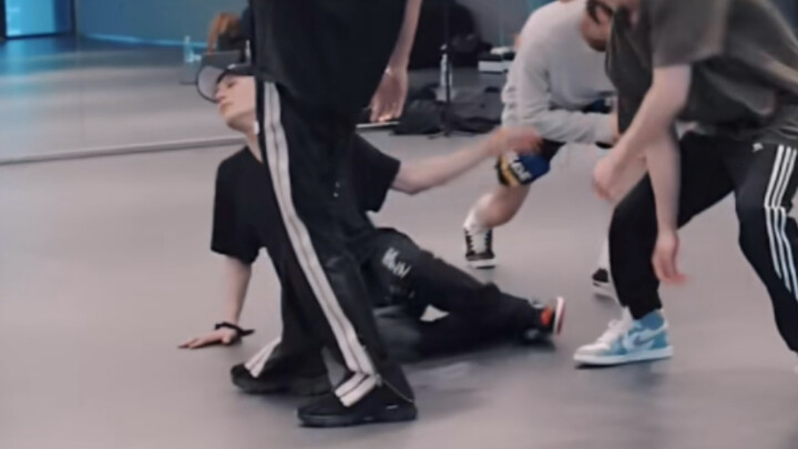 Giáo viên biên đạo: Ở đây phải có cảm giác vừa muốn tiến lên nhưng lại ngã xuống. Chú cún Jeno: OK, 