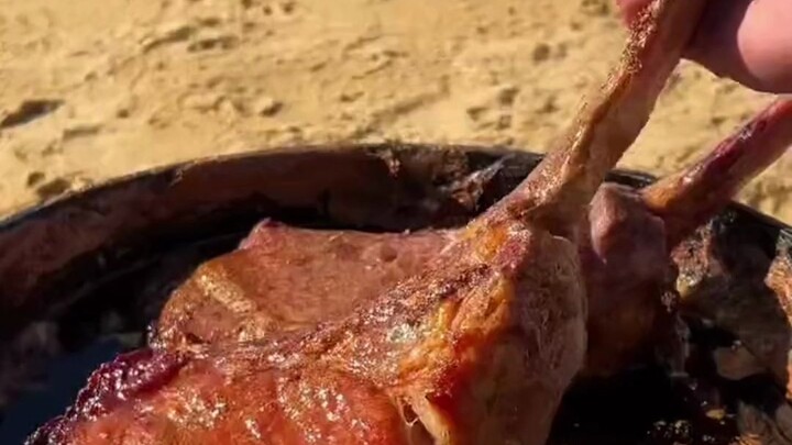 Malam ini bikin steak tomahawk, makan sederhana saja deh