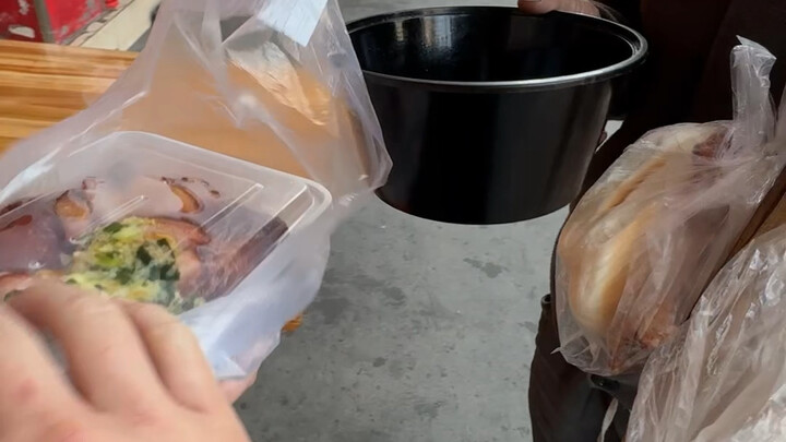 来了一位大叔，说只要一口饭吃就可以了，他钱都不要，看来是修行者。值得尊敬。#美食 #广式烧腊