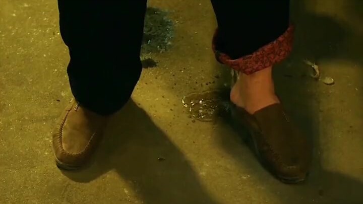 Dia memasukkan jari-jarinya ke mataku. Sungguh tidak higienis.