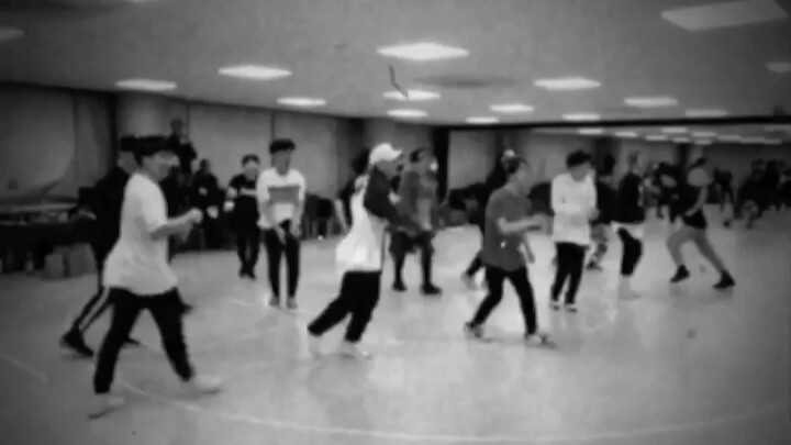 Ada alasan mengapa orang-orang gila di keluarga Lan tidak memiliki ruang praktik.