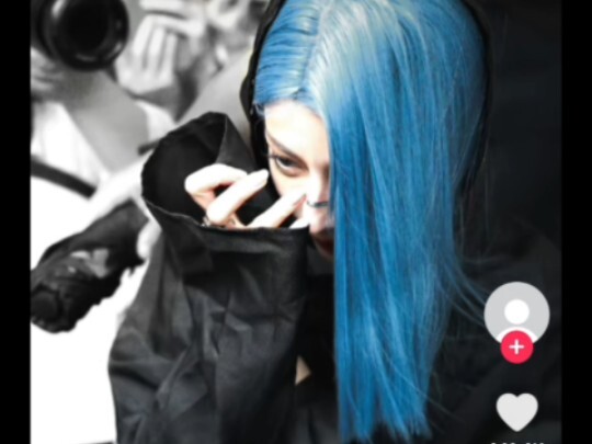 Dilireba's cyberpunk blue hair also went viral on the Internet!!!