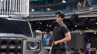 上海车展红旗展台请的男模特，宽肩窄腰一双大长腿格外吸睛