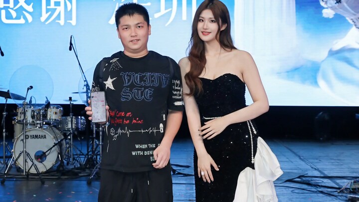 和蓝心羽合影当时有点紧张Taking a photo with Lan Xinyu was a little nervous at that time. October 2025.10.17