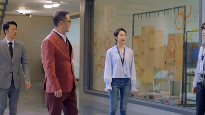 A girl is bullied by her colleagues, and after her chairman father finds out, he fiercely stands up 