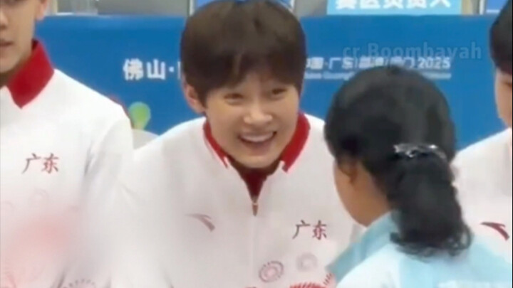 Yang Liwei spent the whole day showing off, but it was her sly, flattering smile that really went vi