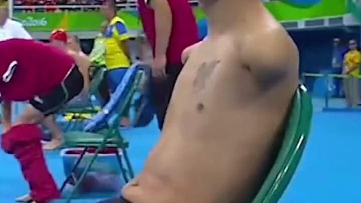 عندما وصل إلى خط النهاية برأسه بأقصى سرعة، تأثرت حتى البكاء.