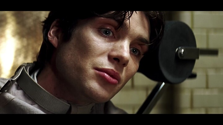 [Cillian Murphy] "Satu langkah, berlutut"