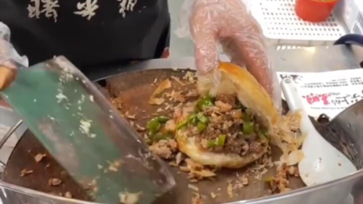 去夜市，买一个爷爷的肉夹馍，肉给的超级多！