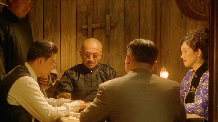 Sự quyến rũ của ánh đèn màu rực rỡ, sự đắm chìm không tự chủ, một ốc đảo đầy mưu mô lừa lọc.