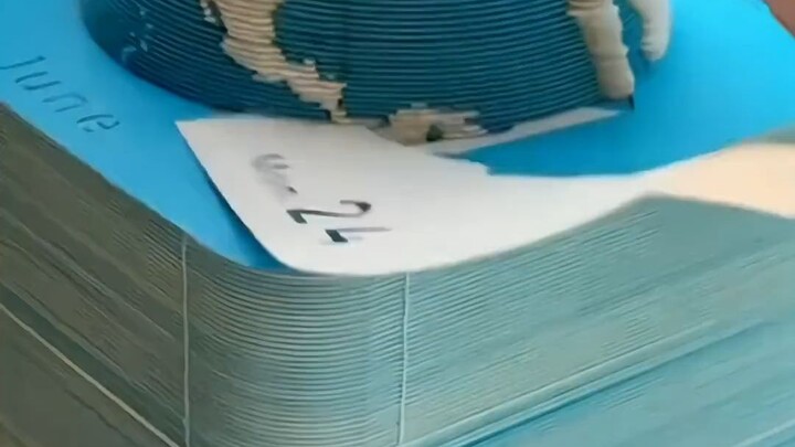 Một cuốn lịch lãng mạn và đầy sáng tạo bắt đầu: Sau 365 ngày, bạn sẽ có được một quả địa cầu bằng gi